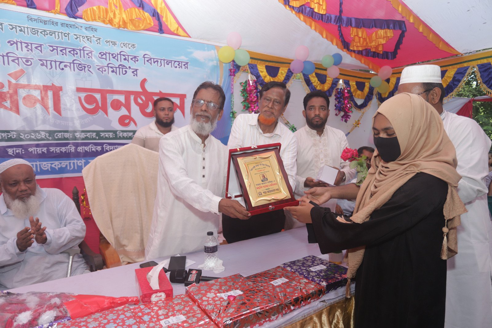 কৃতি শিক্ষার্থীকে সম্মাননা ক্রেস্ট প্রদান