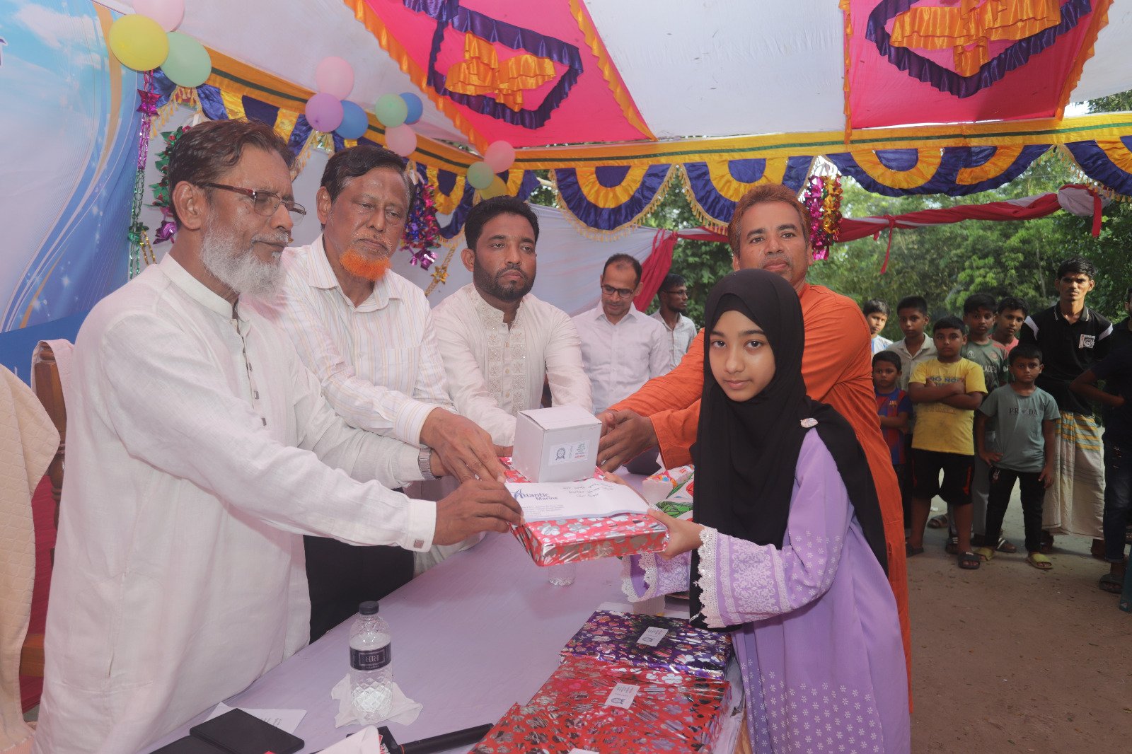 বৃত্তিপ্রাপ্ত শিক্ষার্থীকে পুরস্কার প্রদান