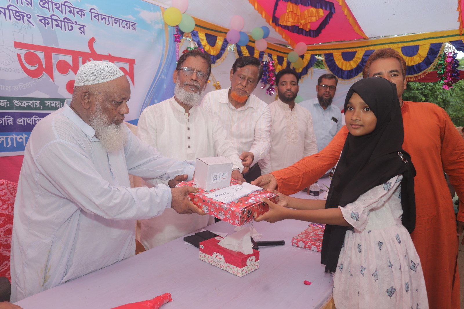 কৃতি শিক্ষার্থীকে উপহার ও সম্মাননা প্রদান