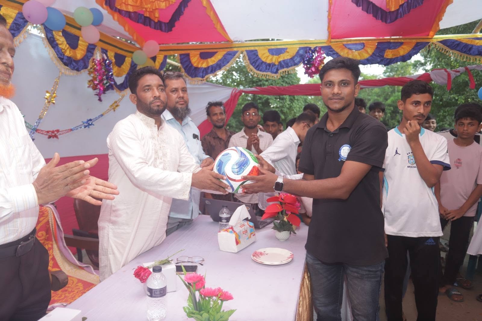 গ্রামের সম্মানিত ব্যক্তিবর্গের হাতে নির্বাচিত বিজয়ীকে ফুটবল প্রদান