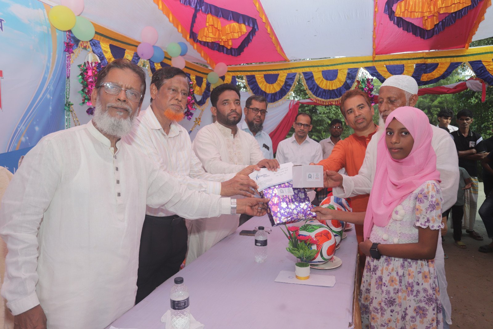 উপহার গ্রহণ করছে কৃতি শিক্ষার্থী