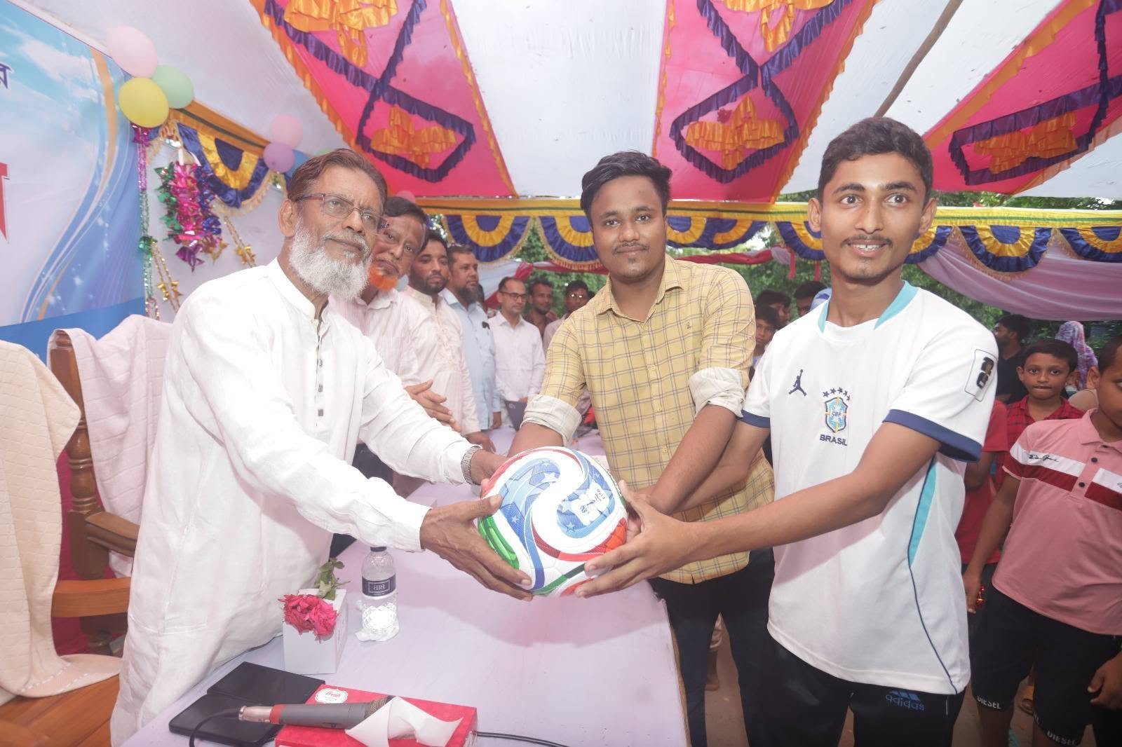 প্রেডিকশন লীগের পুরস্কার হিসেবে ফুটবল হস্তান্তর