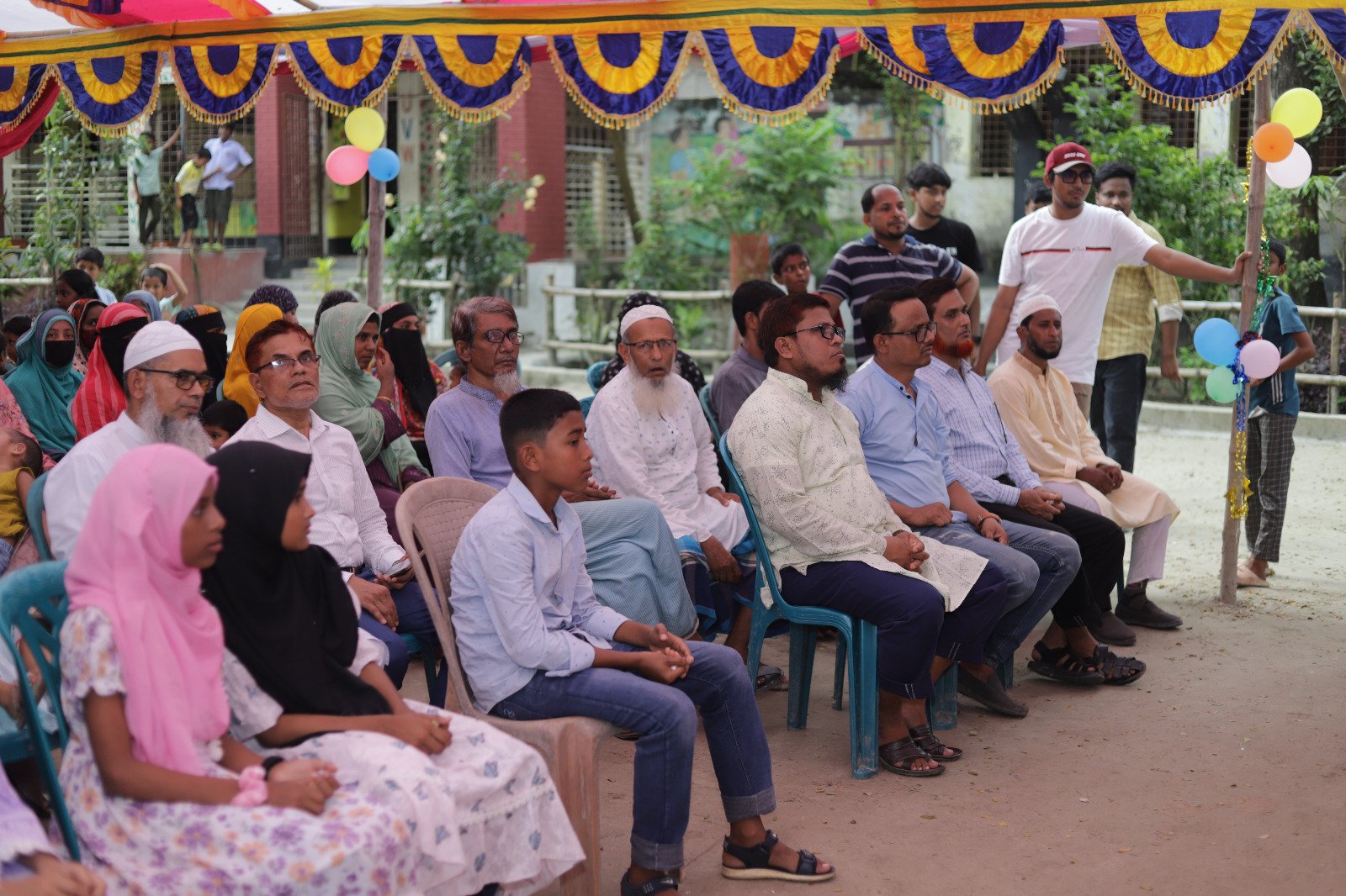 অনুষ্ঠানে উপস্থিত শিক্ষার্থী, অভিভাবক ও এলাকাবাসী