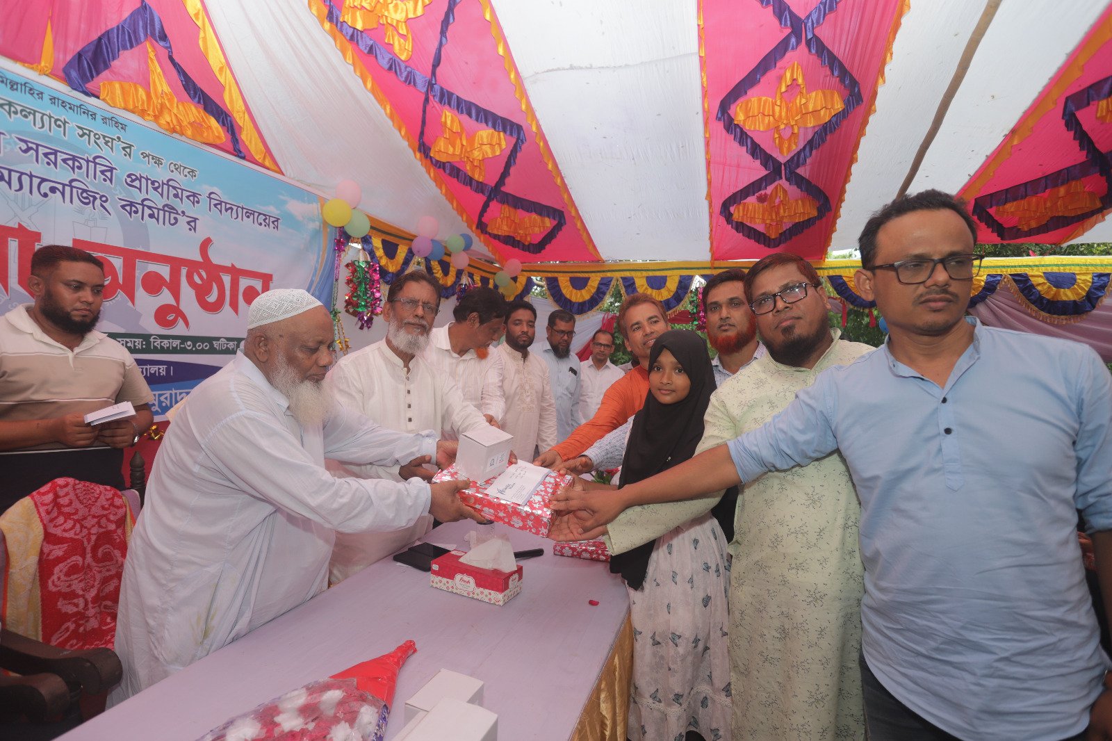 পুরস্কার বিতরণের মুহূর্তে অতিথি ও আয়োজকবৃন্দ