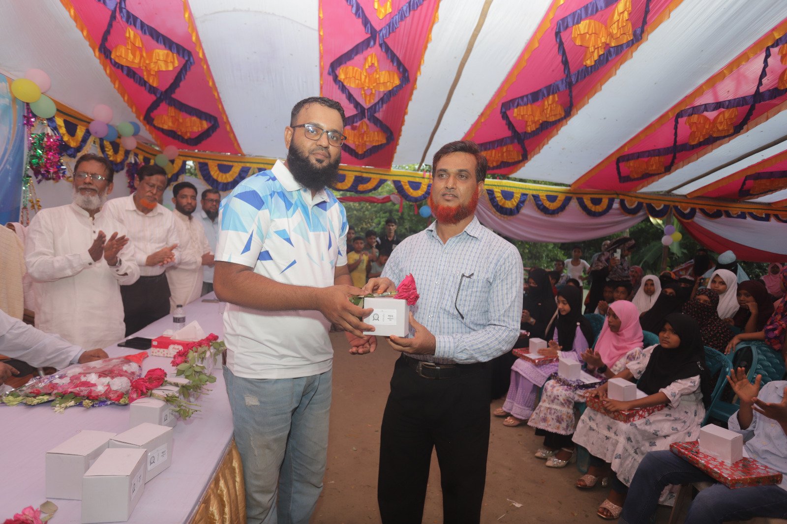 অতিথিকে ফুল ও সম্মাননা উপহার প্রদান