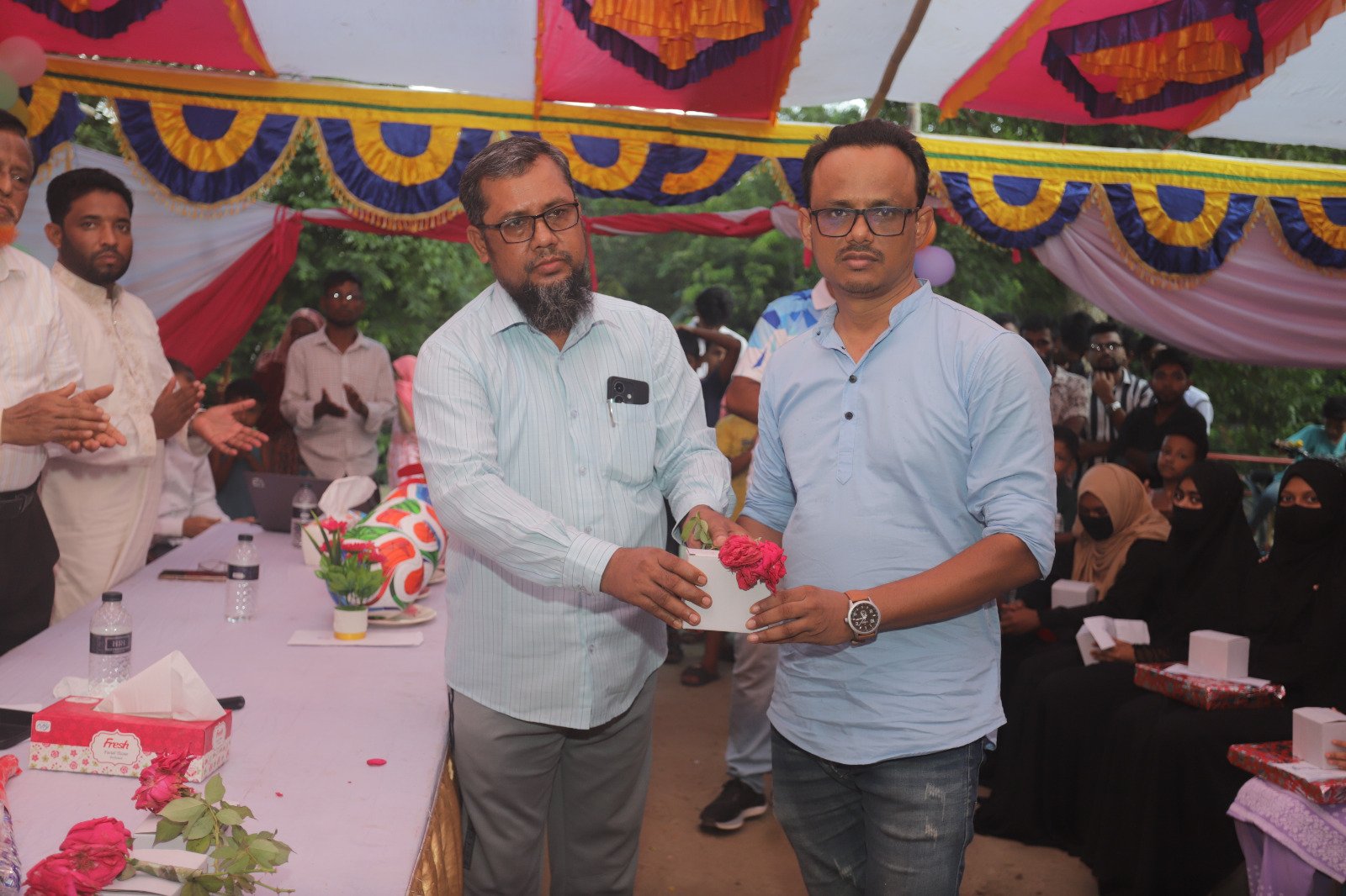 অনুষ্ঠানে অতিথিদের মধ্যে উপহার বিনিময়