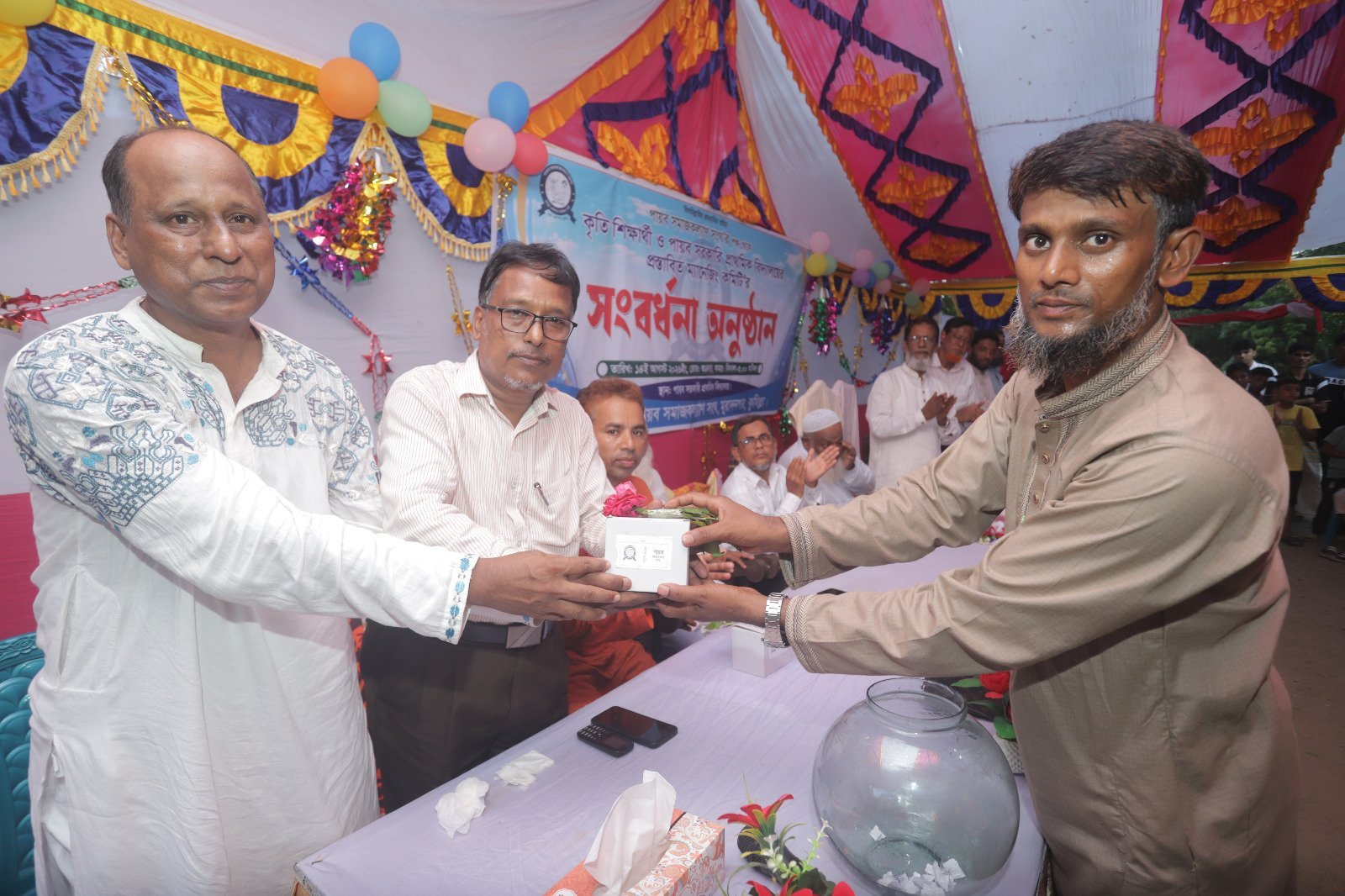 অতিথিবৃন্দের হাতে সম্মাননা স্মারক প্রদান