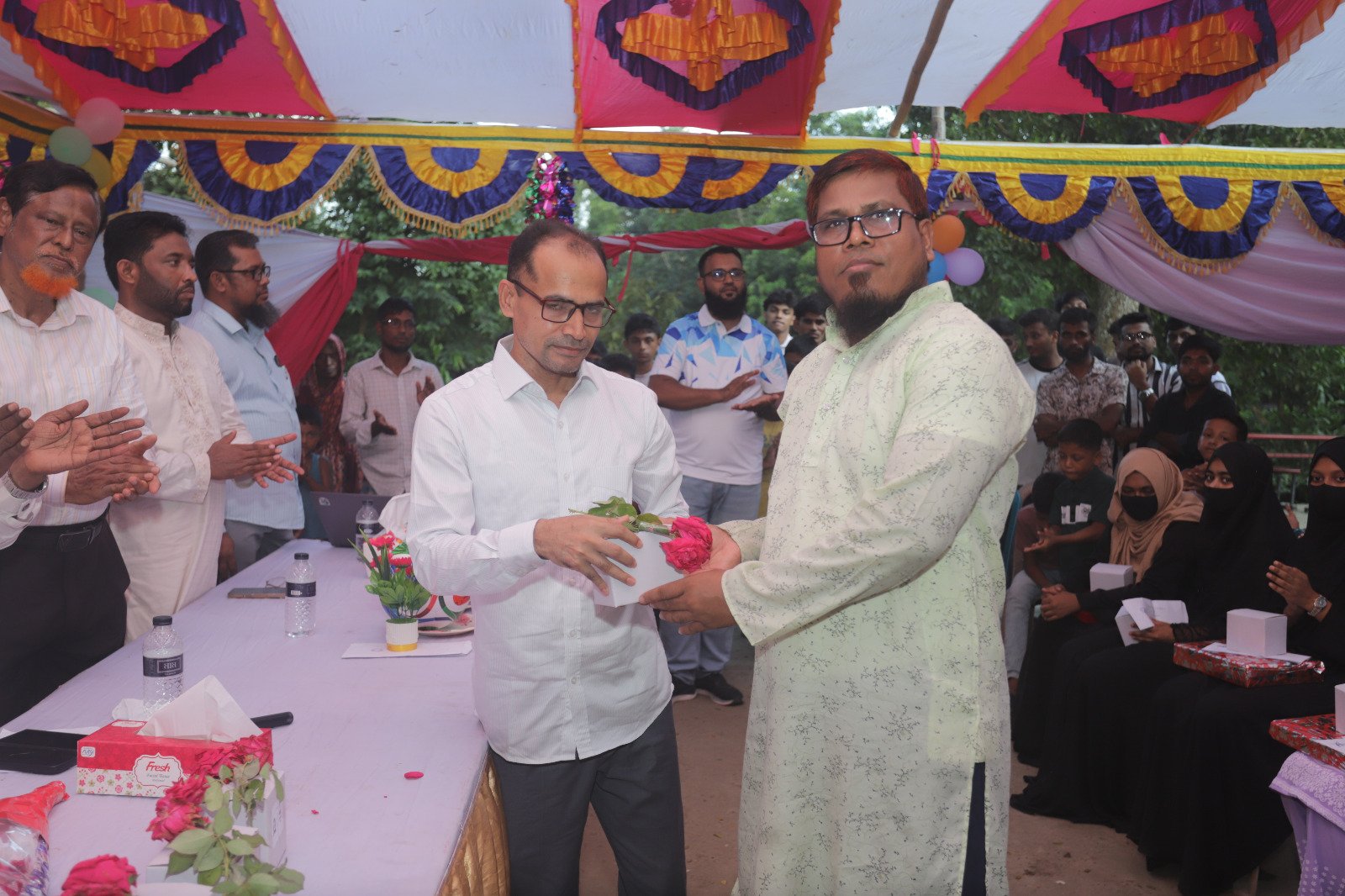 অতিথিকে ফুলসহ উপহার প্রদান